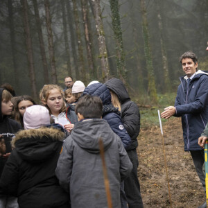 Gabriel Attal, ministre de l'Education nationale - Le président de la République française Emmanuel Macron parcourt la forêt jurassienne, à l'occasion du lancement du programme "1 jeune, 1 arbre" à Moirans-en-Montagne, le 24 novembre 2023. © Eliot Blondet / Pool / Bestimage