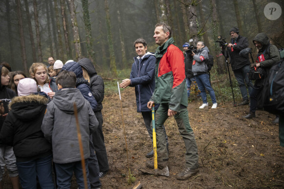 Gabriel Attal, ministre de l'Education nationale - Le président de la République française Emmanuel Macron parcourt la forêt jurassienne, à l'occasion du lancement du programme "1 jeune, 1 arbre" à Moirans-en-Montagne, le 24 novembre 2023. © Eliot Blondet / Pool / Bestimage