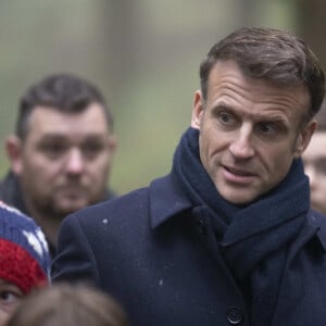 Le président de la République française Emmanuel Macron parcourt la forêt jurassienne, à l'occasion du lancement du programme "1 jeune, 1 arbre" à Moirans-en-Montagne, le 24 novembre 2023. Le chef de l'Etat a replanté une parcelle avec des élèves de 6ème et 5ème des collèges Michel Brézillon d'Orgelet, Pierre Vernotte de Moirans-en-Montagne et Xavier Bichat d'Arinthod. © Eliot Blondet / Pool / Bestimage