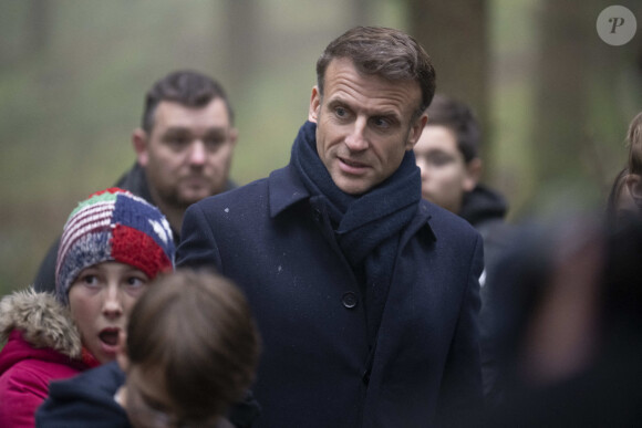 Le président de la République française Emmanuel Macron parcourt la forêt jurassienne, à l'occasion du lancement du programme "1 jeune, 1 arbre" à Moirans-en-Montagne, le 24 novembre 2023. Le chef de l'Etat a replanté une parcelle avec des élèves de 6ème et 5ème des collèges Michel Brézillon d'Orgelet, Pierre Vernotte de Moirans-en-Montagne et Xavier Bichat d'Arinthod. © Eliot Blondet / Pool / Bestimage