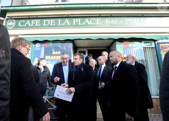 Le président Emmanuel Macron a opéré un arrêt impromptu dans un café lors d'un déplacement dans le Jura, et a profité de l'occasion pour jouer au nouveau jeu "Mission nature" de la Française des Jeux. 
Le président de la République française, Emmanuel Macron, s'est rendu dans un bar PMU le café de la Place à Bully-les-Mines, près de Lens, dans le Pas-de-Calais, France, le 9 novembre © Dominique Jacovides/Bestimage