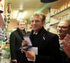 Chez les Macron, on aime les surprises, en ce mois de novembre. C'est au tour d'Emmanuel Macron d'apparaitre dans un endroit insolite.

Le président de la République française, Emmanuel Macron, s'est rendu dans un bar PMU le café de la Place à Bully-les-Mines, près de Lens, dans le Pas-de-Calais.