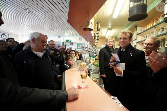 Chez les Macron, on aime les surprises, en ce mois de novembre. C'est au tour d'Emmanuel Macron d'apparaitre dans un endroit insolite.
Le président de la République française, Emmanuel Macron, s'est rendu dans un bar PMU le café de la Place à Bully-les-Mines, près de Lens, dans le Pas-de-Calais.
