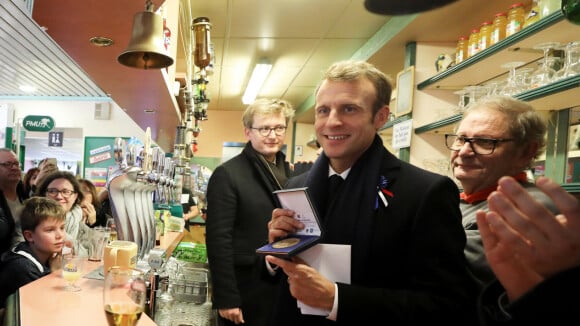 Emmanuel Macron débarque dans un café PMU et... gagne au loto !