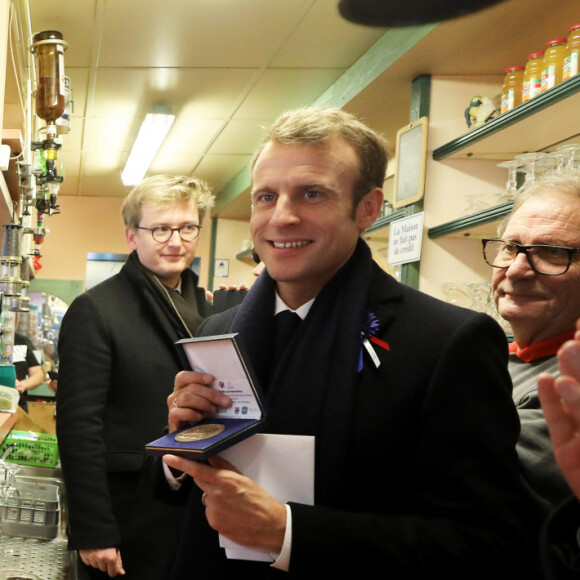 Chez les Macron, on aime les surprises, en ce mois de novembre. C'est au tour d'Emmanuel Macron d'apparaitre dans un endroit insolite.
Le président de la République française, Emmanuel Macron, s'est rendu dans un bar PMU le café de la Place à Bully-les-Mines, près de Lens, dans le Pas-de-Calais.