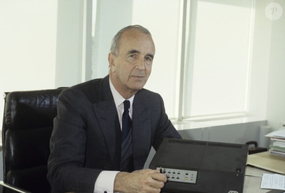 En France, à Paris, portrait de André Rousselet, PDG de Canal Plus dans son bureau en novembre 1985.