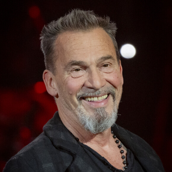 Exclusif - Florent Pagny lors de l'enregistrement de l'émission "L'anniversaire secret" à Paris. Le 7 novembre 2023 © Cyril Moreau / Bestimage Dans ce show musical inédit, une énorme surprise a été créée dans le plus grand secret, pour célébrer les 30 ans de succès de Pascal Obispo, sans qu'il ne soit au courant de quoi que ce soit ! Pensant participer à une émission de variétés, Pascal Obispo a été invité par Nagui pour présenter son dernier single... Sauf qu'en arrivant sur le plateau, plus de 600 personnes l'attendaient... et c'est à ce moment que la soirée démarre...Étonné de se retrouver seul en plateau sans animateur, il va comprendre rapidement que rien ne se passe comme prévu !  " Son " groupe de musiciens et de choristes installés sur scène, et les premières notes de musique résonnent. L'arrivée de Zazie, son amie de longue date, lui révèle la supercherie : beaucoup de musiques, beaucoup de surprises et beaucoup d'émotions ! Au programme, ses plus grands succès et ceux composés pour ses nombreux amis artistes au cours des 30 dernières années consacrées à la musique.  Une soirée chargée d'émotions et de souvenirs inoubliables puisque Pascal Obispo va découvrir au fur et à mesure de la soirée tous les artistes venus lui fêter son anniversaire. Avec son piano ou sa guitare jamais très loin, il va interpréter pendant plus de deux heures ses plus grands succès.Cet anniversaire lui réserve d'excellents moments de partages, de rires, de larmes et de souvenirs pour marquer ses 30 ans d'une incroyable carrière. Le Vendredi 24 novembre à 21h10 sur France 3, venez chanter ses plus grands succès ou les titres composés pour d'autres artistes, ceux qui ont jalonné ses 30 ans de dévouement à la musique : de Ma liberté de penser à Plus que tout au monde en passant par Tomber pour elle, 1980 mais aussi Allumer le feu, L'envie d'aimer, Zen, ou Savoir aimer.  Chaque chanson sera un voyage dans le temps pour vous rappeler pourquoi vous êtes tombés amoureux de sa musique. Cette soirée est une énorme surprise qui la rend mémorable... 