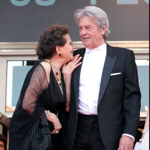 Ils avaient formé un ravissant couple dans "Le guépard".
Alain Delon et Claudia Cardinale - Montée des marches du film "Wall Street : l'argent ne dort jamais" - 63e festival du film de Cannes.