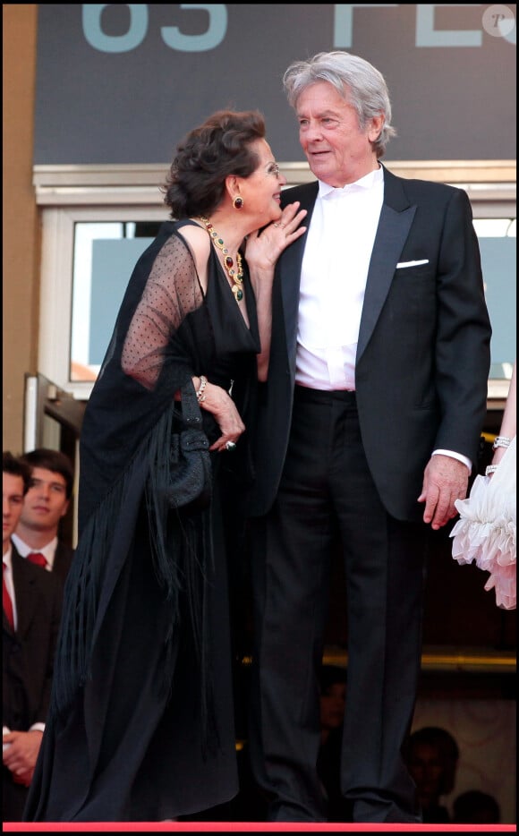 Ils avaient formé un ravissant couple dans "Le guépard".
Alain Delon et Claudia Cardinale - Montée des marches du film "Wall Street : l'argent ne dort jamais" - 63e festival du film de Cannes.