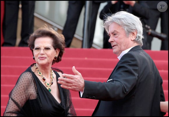 "Je l'aime très fort", lui disait-elle, dans le livre "Alain Delon, Amours et mémoires".
Alain Delon et Claudia Cardinale - Montée des marches du film "Wall Street : l'argent ne dort jamais" - 63e festival du film de Cannes.