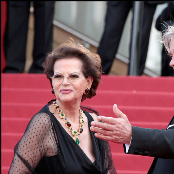 "Je l'aime très fort", lui disait-elle, dans le livre "Alain Delon, Amours et mémoires".
Alain Delon et Claudia Cardinale - Montée des marches du film "Wall Street : l'argent ne dort jamais" - 63e festival du film de Cannes.