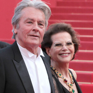 Mais ils ne seront jamais allés plus loin que l'amitié, en dehors des caméras.
Alain Delon et Claudia Cardinale - Montée des marches du film "Wall Street : l'argent ne dort jamais" - 63e festival du film de Cannes.