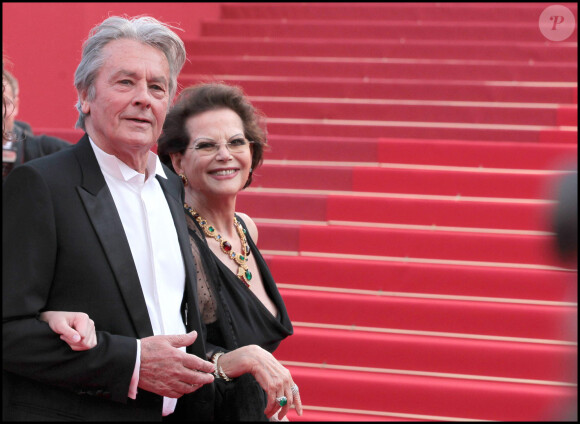 Mais ils ne seront jamais allés plus loin que l'amitié, en dehors des caméras.
Alain Delon et Claudia Cardinale - Montée des marches du film "Wall Street : l'argent ne dort jamais" - 63e festival du film de Cannes.