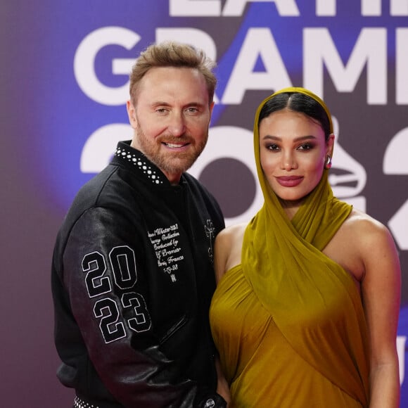 "Cette pression, on en souffre tous", lâche David Guetta qui s'apprête à être papa pour la troisième fois.
David Guetta et sa compagne Jessica Ledon, enceinte, lors du photocall de la cérémonie des "Latin Grammy Awards 2023" à Séville, le 16 novembre 2023.