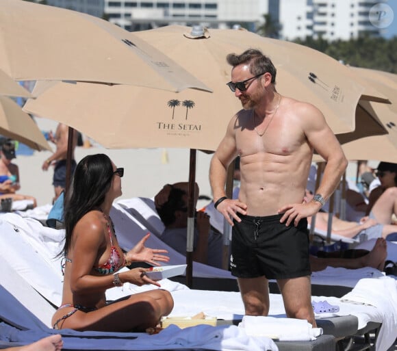 David Guetta et sa compagne Jessica Ledon profitent d'une journée sur une plage de Miami, malgré les rumeurs de séparation, le 24 février 2023.