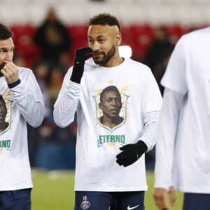 Lionel Messi (PSG) - Neymar Jr (PSG) - Les joueurs du PSG rendent hommage à Pelé avant le matchh de Ligue 1 Uber Eats "PSG contre Angers" (2-0) au Parc des Princes à Paris le 11 janvier 2023.