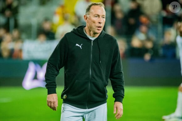 Jean Pierre Papin - Match caritatif entre les anciens du RC Lens et la Team Légendes (4 - 3), au profit de l’association "Un sourire, un espoir pour la vie", à Lens, le 31 octobre 2023. Des influenceurs et créateurs de contenu entre autres ont également participé à cette rencontre. © Baptiste Autissier / Panoramic / Bestimage