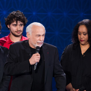 Exclusif - Gersende, les enfants de francis, les deux petits enfant et son temoin de mariage au piano, francis perrin - Enregistrement de l'émission "La Boite à Secrets N°10", présentée par F.Bollaert sur France 3.  © Tiziano Da Silva / Bestimage 