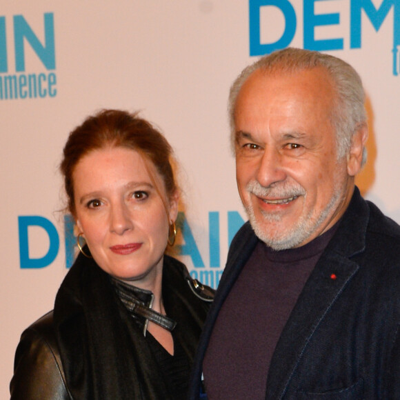 Le couple a en tout cas pensé à tout et ne cache rien à ses enfants.
Francis Perrin et sa femme Gersende - Avant première du film "Demain tout commence" au Grand Rex à Paris le 28 novembre 2016. © Coadic Guirec/Bestimage 