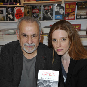 Pour sensibiliser le public, ils avaient même sortis un livre, "Louis, pas à pas". Un ouvrage dont ils avaient fait la promotion sur le plateau d'"On n'est pas couché" en 2012.
Francis Perrin avec sa femme Gersende - 33eme edition du Salon du livre a la porte de Versailles a Paris le 24 mars 2013.