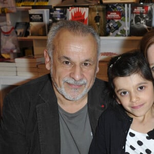 Francis Perrin avec sa femme Gersende et leur fille - 33eme edition du Salon du livre a la porte de Versailles a Paris le 24 mars 2013. 