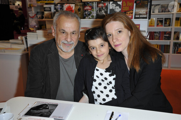 Francis Perrin avec sa femme Gersende et leur fille - 33eme edition du Salon du livre a la porte de Versailles a Paris le 24 mars 2013. 