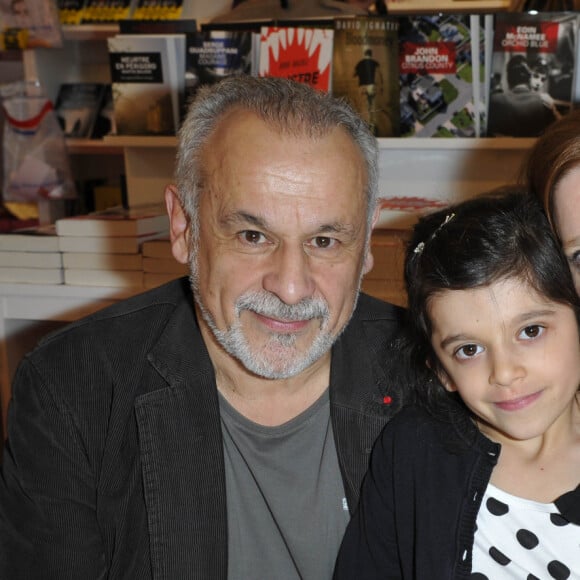 Francis Perrin avec sa femme Gersende et leur fille - 33eme edition du Salon du livre a la porte de Versailles a Paris le 24 mars 2013. 