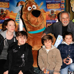 Un choix qui a parfois été critiqué comme l'a fait savoir Gersende.
Francis Perrin, sa femme Gersende et leurs trois enfants - Premiere "Scooby Doo 2" aux Folies Bergeres a Paris le 18 Novembre 2012.