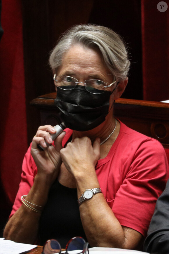 Elisabeth Borne, première ministre vapote à l'Assemblée - Séance de questions au gouvernement à l'Assemblée nationale, à Paris, France, le 12 juiillet 2022. © Stéphane Lemouton/Bestimage