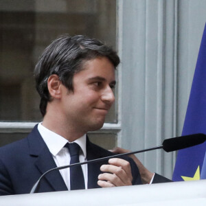 Elle gagne en popularité, elle qui a la même date de naissance que le ministre de l'Education, Gabriel Attal
Passation de pouvoir entre le ministre sortant de l'éducation, Pap Ndiaye et Gabriel Attal, nouveau ministre de l'éducation suite au remaniement du gouvernement français. Le nouveau ministre de l'éducation, Gabriel Attal aux côtés de l'ancien ministre français de l'éducation et de la jeunesse Pap Ndiaye, de la ministre déléguée à l'éducation, de l'ancienne secrétaire d'État française à la jeunesse Sarah El Hairy lors d'une cérémonie de passation de pouvoirs, au ministère de l'éducation, Paris, France. Le 20 juillet 2023. © Stéphane Lemouton / Bestimage