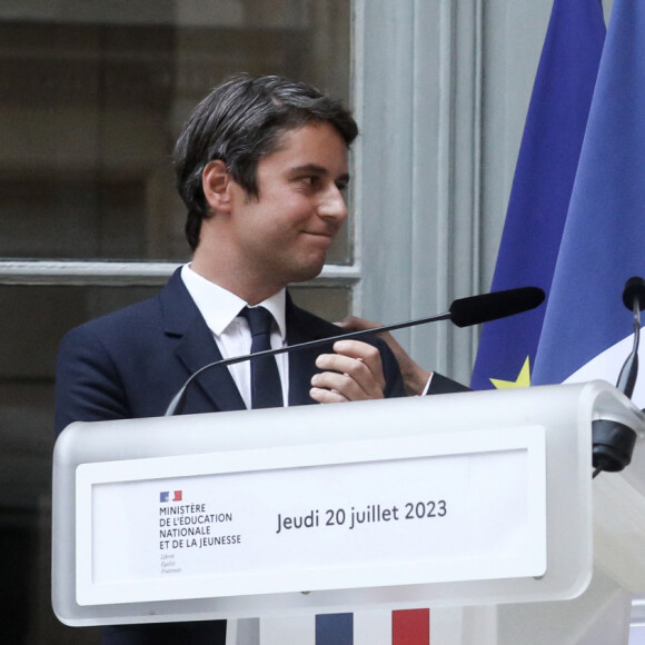 Elle gagne en popularité, elle qui a la même date de naissance que le ministre de l'Education, Gabriel Attal
Passation de pouvoir entre le ministre sortant de l'éducation, Pap Ndiaye et Gabriel Attal, nouveau ministre de l'éducation suite au remaniement du gouvernement français. Le nouveau ministre de l'éducation, Gabriel Attal aux côtés de l'ancien ministre français de l'éducation et de la jeunesse Pap Ndiaye, de la ministre déléguée à l'éducation, de l'ancienne secrétaire d'État française à la jeunesse Sarah El Hairy lors d'une cérémonie de passation de pouvoirs, au ministère de l'éducation, Paris, France. Le 20 juillet 2023. © Stéphane Lemouton / Bestimage
