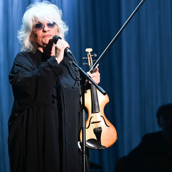 "J'ai tellement l'habitude de les porter. Je me sens bien comme ça. Ça peut évidemment cacher si on a l'air un peu fatigué... On est bien derrière ses lunettes" a-t-elle ajouté 
Exclusif - Catherine Lara en concert au Dôme de Paris (Palais des Sports), le 14 février 2020. © Coadic Guirec / Bestimage 