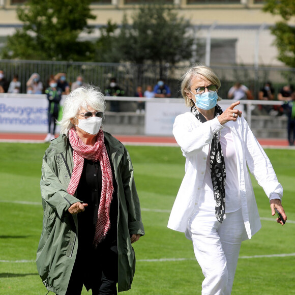 Elle veille depuis de nombreuses années à toujours garder ses précieuses lunettes fumées à chacune de ses apparitions médiatiques. 
Catherine Lara et sa compagne Samantha - Match de football entre le Variétés Club de France et l'équipe du Centre Hospitalier Poissy / Saint-Germain-en-Laye au profit de la fondation Hôpitaux de Paris - Hôpitaux de France présidée par B.Macron. au stade Léo-Lagrange de Poissy, le 6 septembre 2020. Le coup d'envoi a été donné par C.Lara et H.Ben Arfa. © Dominique Jacovides/Bestimage 