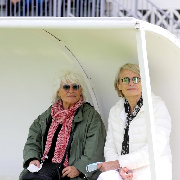 Une sorte de bouclier qui la protège et dans lequel elle se sent parfaitement bien. "Eh non pas les yeux, je ne les montre pas parce que c'est comme ça" a-t-elle confié.
Catherine Lara et sa compagne Samantha - Match de football entre le Variétés Club de France et l'équipe du Centre Hospitalier Poissy / Saint-Germain-en-Laye au profit de la fondation Hôpitaux de Paris - Hôpitaux de France présidée par B.Macron. au stade Léo-Lagrange de Poissy, le 6 septembre 2020. Le coup d'envoi a été donné par C.Lara et H.Ben Arfa. © Dominique Jacovides/Bestimage 