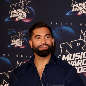 L'artiste, comme un enfant, en a pris plein les yeux et a régalé ses abonnés Instagram 
Kendji Girac au photocall de la 25ème cérémonie des "NRJ Music Awards (NMA)" au palais des Festivals et des Congrès de Cannes, France, le 10 novembre 2023. © Dominique Jacovides/Bestimage 