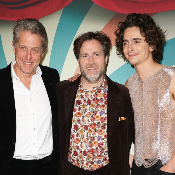 Timothée Chalamet s'était déjà fait remarquer pour ses tenues lors des précendentes avant-prmières du film à Tokyo et Londres
Hugh Grant, Paul King et Timothée Chalamet à l'avant-première du film "Wonka" à l'UGC Normandie à Paris le 1 decembre 2023. © Coadic Guirec/Bestimage 