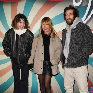 La comédienne française Axelle Laffont était notamment présente avec sa fille Mitty Hazanavicius et son compagnon Romain Sichez 
Mitty Hazanavicius, Axelle Laffont et Romain Sichez à l'avant-première du film "Wonka" à l'UGC Normandie à Paris le 1 decembre 2023. © Coadic Guirec/Bestimage 