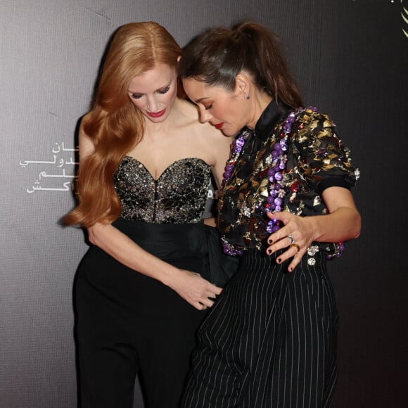 Pour la première fois dans l'histoire du Festival de Marrakech, l'Etoile d'or revient à un film marocain : La mère de tous les mensonges d'Asmae El Moudir. 
Jessica Chastain, Marion Cotillard au photocall de cérémonie de clôture du 20ème Festival International du Film de Marrakech, Maroc, le 2 décembre 2023. © Dominique Jacovides/Bestimage 