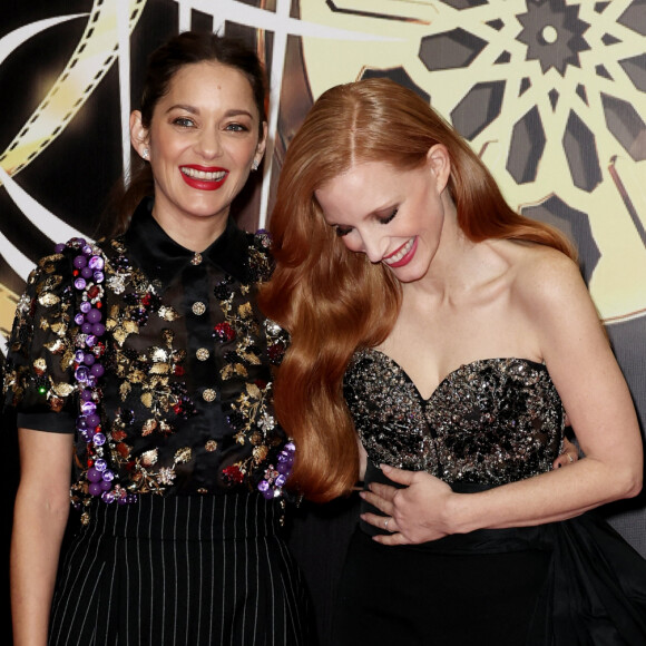 Au terme de neuf jours de projections et d'échanges, le jury présidé par l'actrice américaine Jessica Chastain a levé le voile sur le palmarès de cette édition
Marion Cotillard, Jessica Chastain au photocall de cérémonie de clôture du 20ème Festival International du Film de Marrakech, Maroc, le 2 décembre 2023. © Dominique Jacovides/Bestimage 