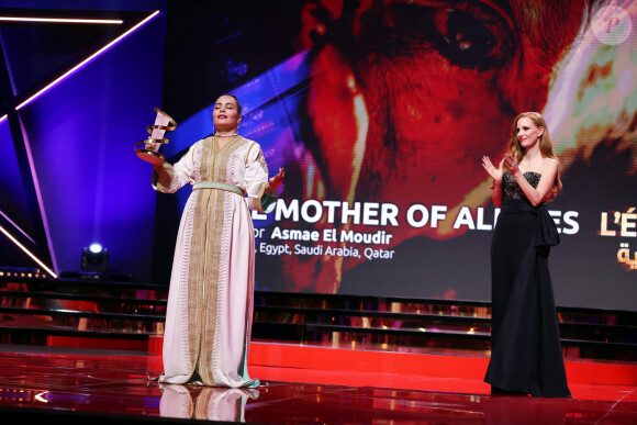 Asmae El Moudir reçoit L'Etoile d'Or pour son film "La mère de tous les mensonges", Jessica Chastain lors de la cérémonie de clôture et de la remise des prix du 20ème Festival International du Film de Marrakech, Maroc, le 2 décembre 2023. © Dominique Jacovides/Bestimage 