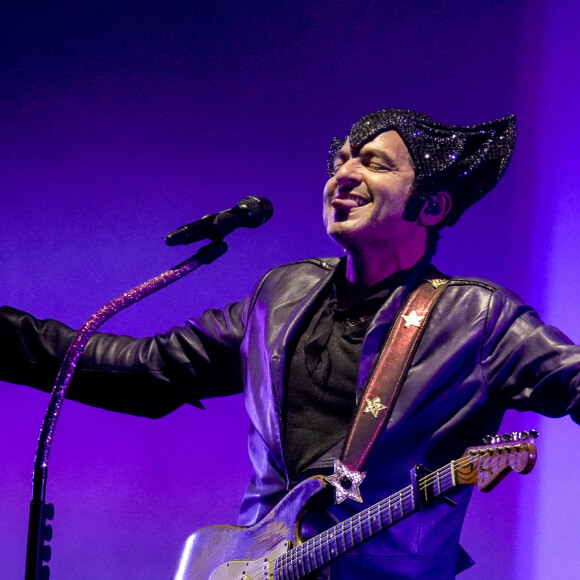 Le chanteur Matthieu Chedid, alias M, fils de L.Chedid, en concert sur la scène du festival du Printemps de Pérouge au château de Saint-exupéry à Saint-Maurice de Rémens le 29/06/23.
