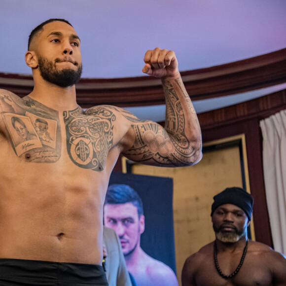 Le français Tony Yoka et le franco-camerounais Carlos Takam lors de la pesée officielle et de la conférence de presse la veille de leur combat international de 10 rounds des poids lourds à Paris, France, le 10 mars 2023. © Baptiste Autissier/Panoramic/B estimage