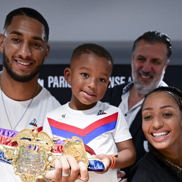 Le boxeur a eu 2 enfants avec Estelle Mossely
 
Tony Yoka, sa femme Estelle Yoka Mossely et leurs deux enfants Ali et Magomed (dans les bras d' Estelle) - Conférence de presse à la veille du combat "La Conquete – Tony Yoka Vs Johann Duhaupas" à Paris La Défense Arena à Nanterre, le 24 septembre 2020. © JB Autissier / Panoramic / Bestimage