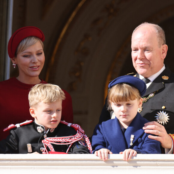 "Nous avons eu l'opportunité de les emmener plusieurs fois en Afrique du Sud, ils ont énormément apprécié ces voyages. [...] Nous les avons emmenés aussi dans différents pays" indiquaient Albert et Charlene dans "Monaco Matin"
La princesse Charlene et le prince Albert II de Monaco, leurs enfants le prince Jacques et la princesse Gabriella - La famille princière de Monaco au balcon du palais, à l'occasion de la Fête Nationale de Monaco. Le 19 novembre 2023 © Claudia Albuquerque / Bestimage 