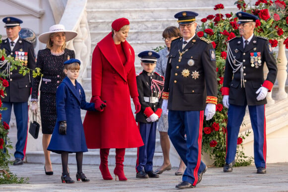 La princesse Gabriella, la princesse Charlene, le prince Jacques et le prince Albert II de Monaco, la princesse Caroline de Hanovre et la princesse Stéphanie de Monaco - La famille princière monégasque dans la cour d'honneur du palais lors de la la fête nationale à Monaco, le 19 novembre 2023. La famille princière monégasque assiste à la prise d'armes, puis à la cérémonie de remise des médailles et à un défilé militaire sur la place du palais princier. © Olivier Huitel / Pool Monaco / Bestimage 