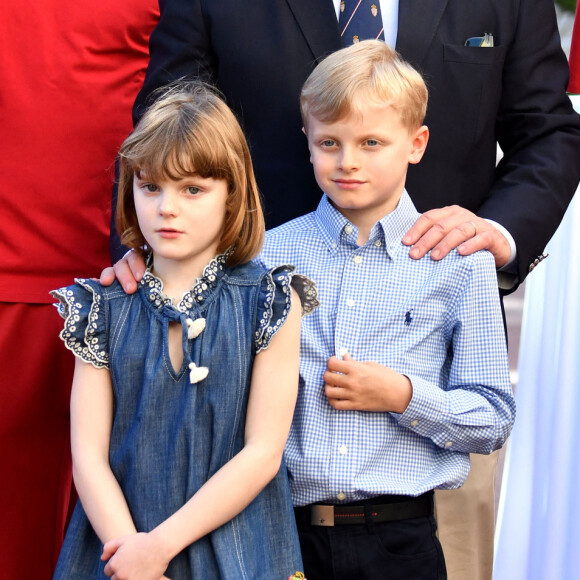 "C'est un privilège de pouvoir le faire, de leur montrer une diversité de cultures, de religions, de différences. [...] Ils sont ouverts à la façon dont l'environnement change et aux manières de le préserver."
Le prince Albert II de Monaco, avec ses enfants le prince héréditaire Jacques et la princesse Gabriella, a reçu au Palais l'équipe de football de l'académie de l'A.S. Monaco vainqueur de la coupe Gambardella Crédit Agricole, le 3 juin 2023. L'A.S.M. U-18 a remporté la finale face à Clermont par 4 buts à 2, au Stade de France, le 29 avril. Organisée depuis la saison 1954-1955, la Coupe Gambardella - Crédit Agricole, nom donné en hommage à l'ancien président de la FFF décédé en 1953, a longtemps été baptisée Coupe de France des Juniors. Elle a toujours été ouverte aux jeunes joueurs de moins de 19 ans (U18 depuis la saison 2019-2020). C'est la 5ème fois que les monégasque remporte cette coupe. © Bruno Bebert/Bestimage 