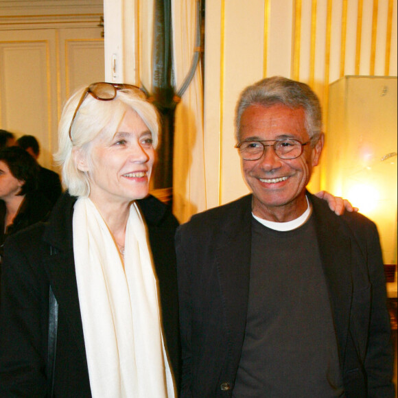 "Les parents de Françoise préféraient Jean-Marie Périer comme gendre. Il menait une vie plus stable, il exerçait un métier, alors que le mec a été dans le rouge toute sa vie !"
Françoise Hardy et Jean-Marie Périer - Cérémonie de remise de décorations au ministère de la Culture le 28 novembre 2006