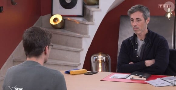 Michaël Goldman l'a reçu dans son bureau pour débriefer
Axel et Michaël Goldmann dans la quotidienne de la Star Academy 2023 du 7 décembre 2023.