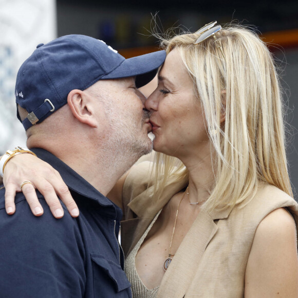 Exclusif - Prix Spécial - Sébastien Cauet et sa compagne Nathalie Dartois s'embrassent - L'animateur radio de NRJ, Sébastien Cauet retourne à Marle (Aisne), sa ville natale, et inaugure la piscine municipale qui porte son nom le 11 juin 2022. Cette journée “Cauet made in Marle” était l’occasion pour le comité des fêtes et l’animateur d’inaugurer le 1er salon international des jeux de café. © Claude Dubourg/Bestimage  (No Web - pour suisse et Belgique) 