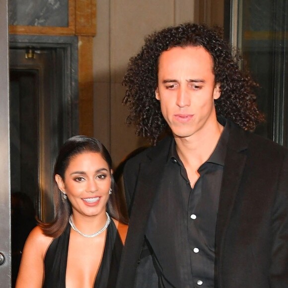 Vanessa Hudgens et son compagnon Cole Tucker à la sortie de l'hôtel Ritz à New York, le 15 novembre 2021.